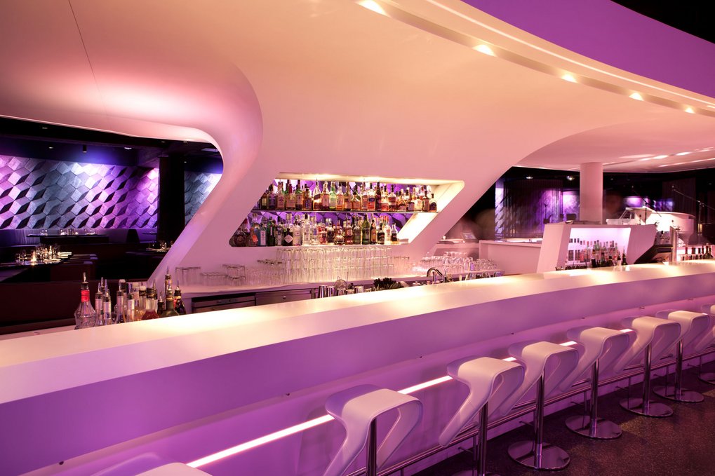 Söhne & Partner Architekten, Albertina Passage, Weiße Bar und Bühnenkonstruktion, violettes Licht